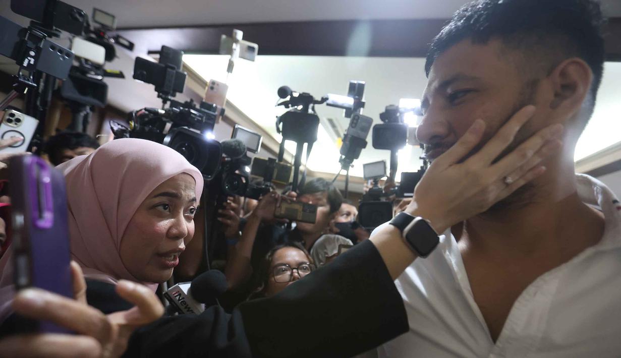 Pesohor, Muhammad Ammar Akbar alias Ammar Zoni (kanan), usai mengikuti sidang lanjutan terkait kasus peredaran narkotika di lingkungan Rutan Salemba, Pengadilan Negeri Jakarta Pusat, Kamis (12/3/2026). (Kapanlagi.com/Budy Santoso)