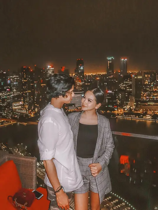 Momen romantis keduanya saat menikmati suasana malam hari di Singapur. Baik Al Ghazali atau Alyssa keduanya memiliki wajah yang rupawan, Tak ayal, banyak warga net yang iri akan kisah cinta mereka. (Liputan6.com/IG/alyssadaguise)