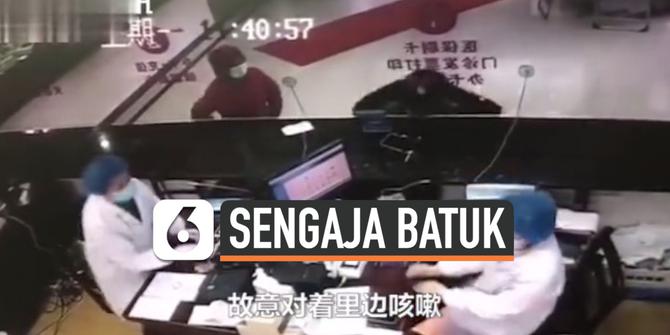 VIDEO: Kesal Obat Habis, Pria Wuhan Sengaja Batuk ke Arah Perawat