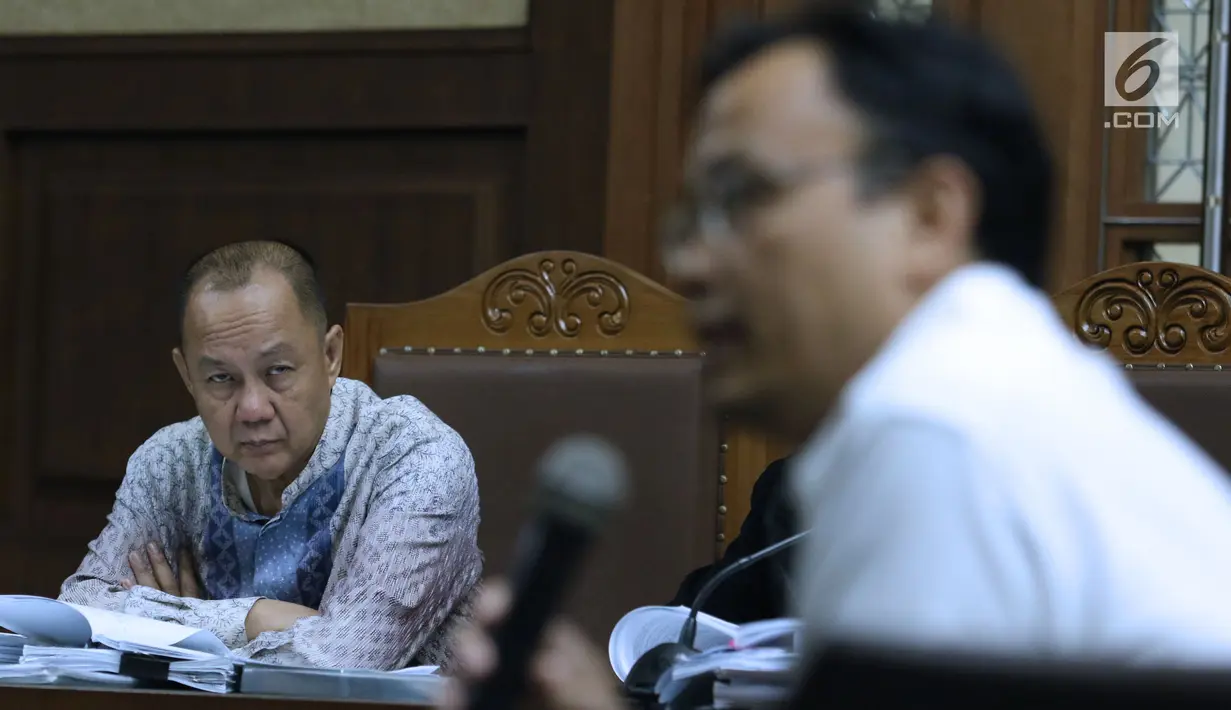Terdakwa korupsi penerbitan SKL BLBI, Syafruddin Arsyad Temenggung (kiri) saat sidang di Pengadilan Tipikor, Jakarta, Kamis (12/7). Sidang mendengar keterangan mantan Deputi Asset Management Credit BPPN, M Syahrial. (Liputan6.com/Helmi Fithriansyah)