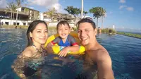 Titi Kamal dan Christian Sugiono bersama putranya saat liburan di Bali. (instagram.com/titi_kamall)