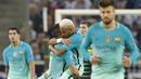 Neymar memeluk Arda Turan saat merayakan gol Turan pada laga grup C Liga Champions melawan Borussia Moenchengladbach di Borussia Park, Jerman (Kamis (29/9/2016) dini hari WIB. (AP/Michael Probst)