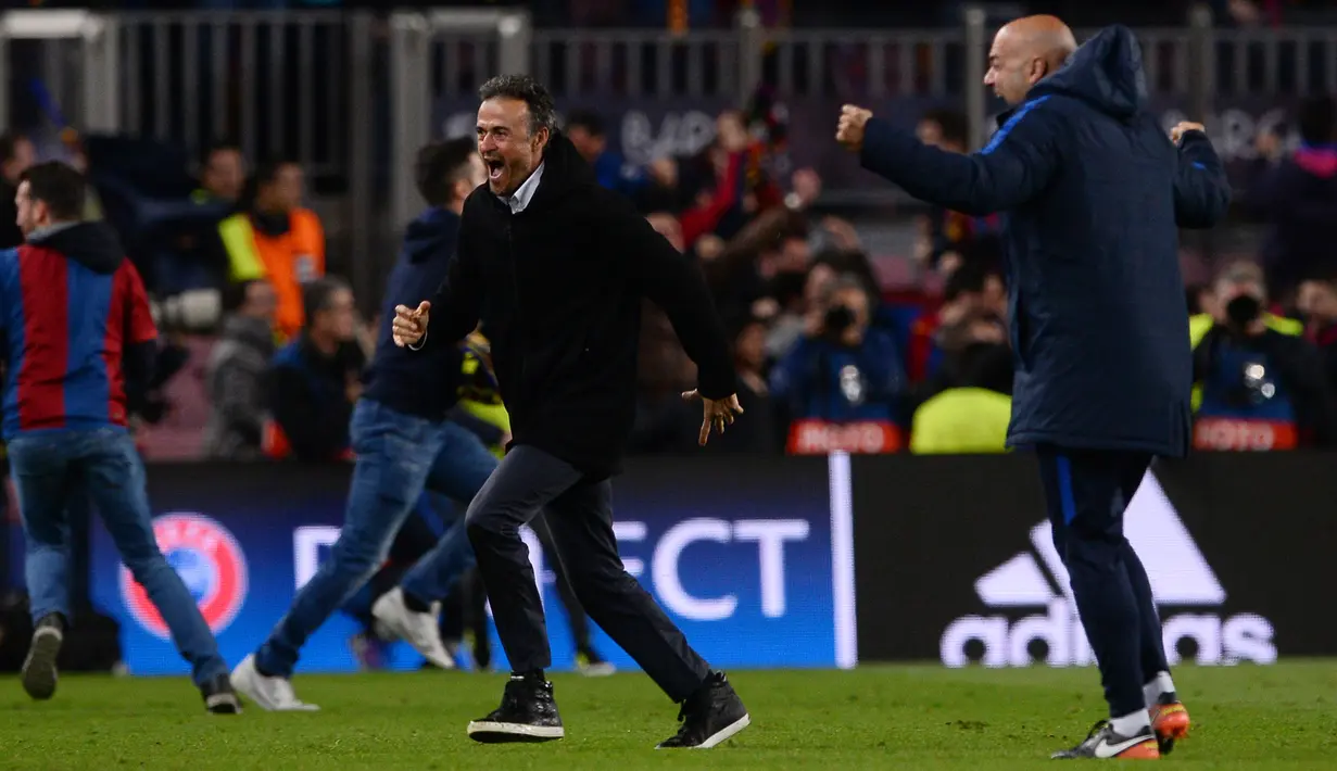 Pelatih Barcelona, Luis Enrique (tengah) berlari merayakan kemenangan usai pertandingan melawan PSG pada leg kedua babak 16 besar Liga Champions di Stadion Camp Nou, Spanyol (8/3). Barcelona menang 6-1 atas PSG. (AFP Photo / Josep Lago)
