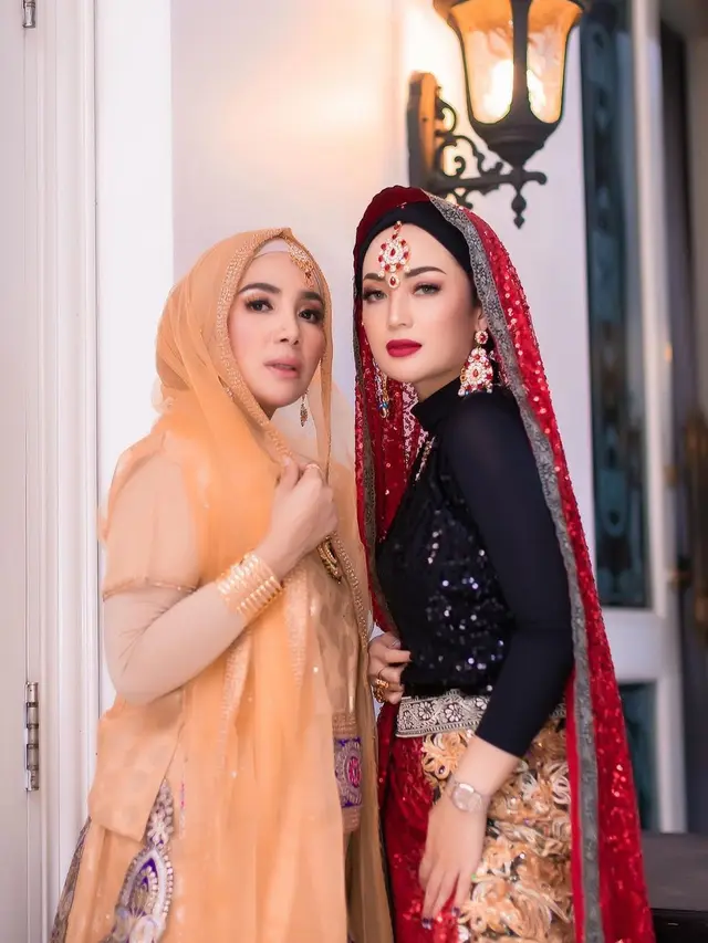 7 Potret Imel PC Saat Arisan Ini Bergaya Bak Seleb Bollywood