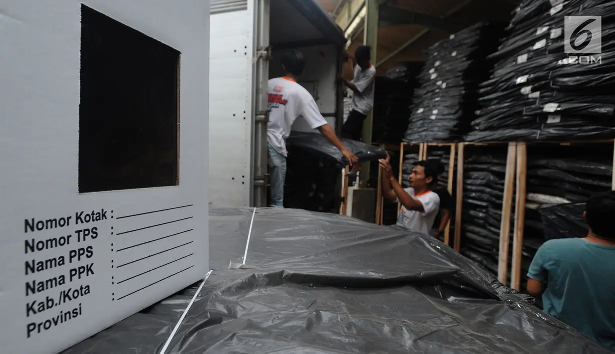 Petugas menata kotak suara Pemilu 2019 di Gudang KPU Kabupaten Bogor, Pondok Rajeg, Bogor, Rabu (14/11). KPU setempat menerima 75.115 kotak suara yang terbuat dari karton kedap air untuk menghadapi Pileg dan Pilpres 2019. (Merdeka.com/Arie Basuki)