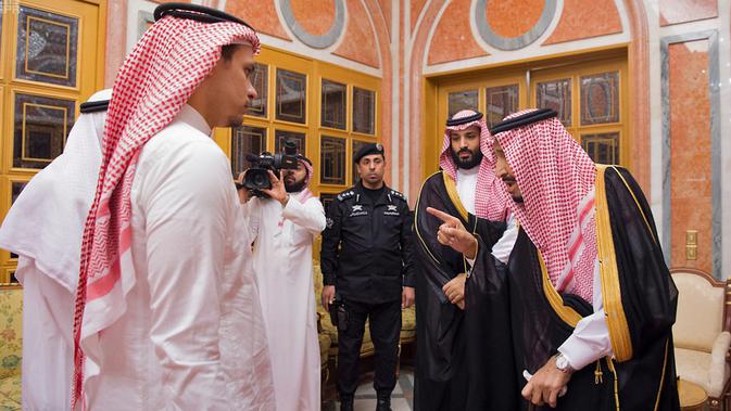 Raja Arab Saudi Salman bin Abdulaziz al-Saud (kanan) dan Putra Mahkota Mohammed bin Salman (kedua kanan) bertemu dengan anggota keluarga dari jurnalis yang terbunuh, Jamal Khashoggi, di Istana Kerajaan Saudi di Riyadh, Selasa (23/10). (Handout/SPA/AFP)