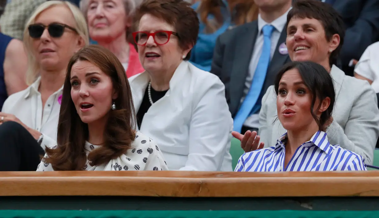 Ekspresi Kate Middleton dan Meghan Markle menyaksikan pertandingan final tunggal putri antara Serena Williams dari AS dan Angelique Kerber dari Jerman di kejuaraan  tenis Wimbledon di London, Inggris, (14/7). (AP Photo/Andrew Couldridge)