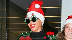 Penyanyi Beyonce tampil dalam balutan dress hitam turtle neck bergaris dipadu dengan cardigan panjang abu-abu yang dihiasi berbagai dekorasi Natal di New York City, Senin (14/12/2015) malam. (dailymail.co.uk)