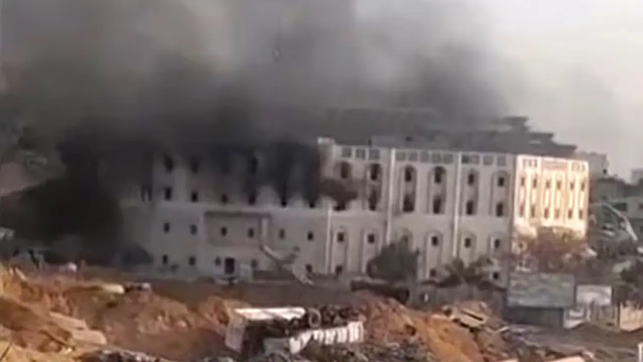 Pasukan Israel dilaporkan membakar rumah sakit Indonesia di Beit Lahia, Gaza utara, pada hari Senin. (Kementerian Kesehatan Gaza)