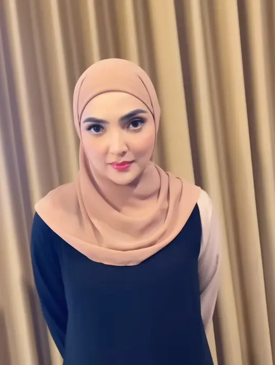 Ashanty tampil mengenakan kerudung coklat, dipadukan dengan abaya warna navy dan satu sisinya warna pink. [@ashanty_ash]