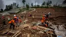 Tim penyelamat mencari korban tanah longsor di Desa Pasirlangu, Kecamatan Cisarua, Kabupaten Bandung Barat, Jawa Barat pada Minggu 25 Januari 2026. Jumlah korban meninggal dunia akibat bencana longsor di Desa Pasirlangu, Kecamatan Cisarua, Kabupaten Bandung Barat, bertambah. (Timur Matahari/AFP)