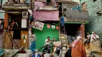 Pekerja migran dari India bagian timur bersiap di luar tempat tinggal mereka yang sempit di pondokan tuga di New Delhi, Rabu (10/10). Sekitar 800 juta warga India hidup dalam kemiskinan. (AP Photo / R S Iyer)