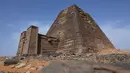 Sebuah piramida berdiri di situs arkeologi Meroe di Bejrawiya, Sudan, Sabtu, 1 Agustus 2026. (Foto AP/Mohnd Blal)