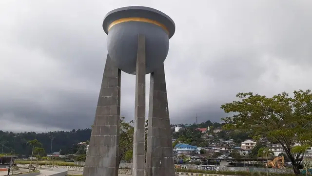 Tugu Satu Tungku Tiga Batu di Fakfak yang terletak di tengah Kota Fakfak, Papua Barat
