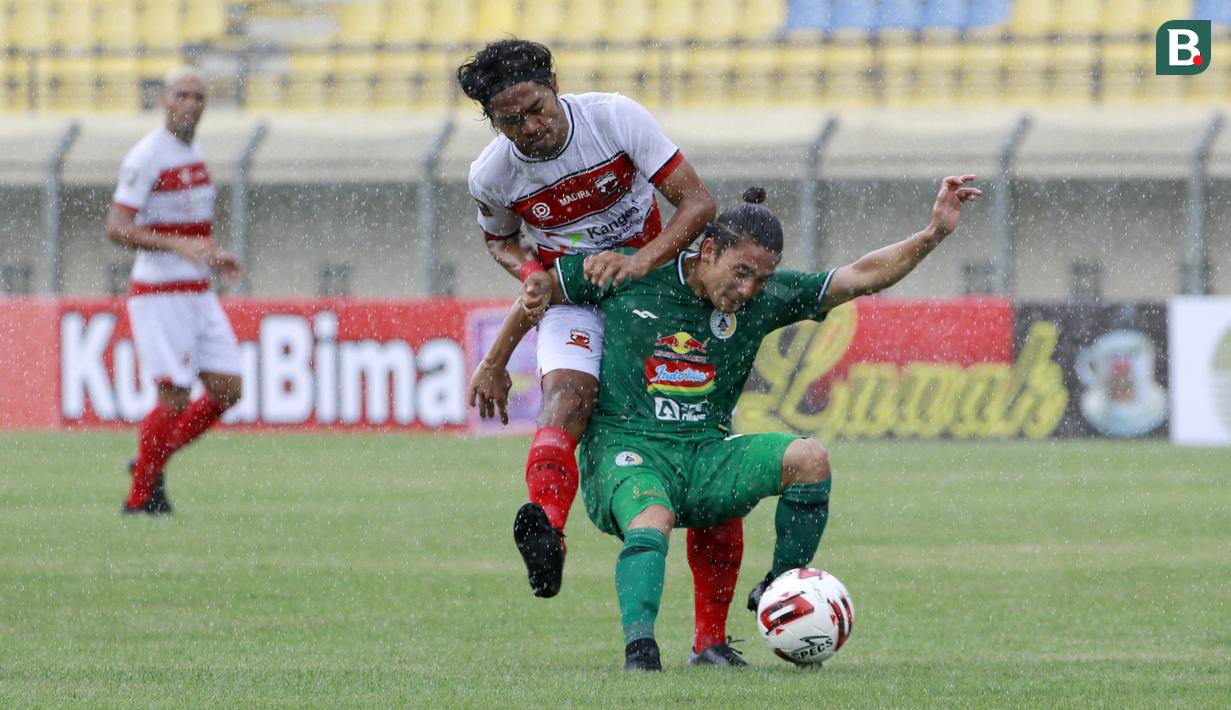 Posisi gelandang bertahan, tidak ada yang lebih baik dari pemain PSS Sleman, Kim Jeffrey Kurniawan. Pergerakannya yang luar biasa dalam memotong aliran bola lawan sebelum memasuki area pertahanan, serta kemampuannya untuk membangun serangan tidak perlu diragukan lagi. (Foto: Bola.com/M. Iqbal Ichsan