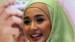 Laudya Cynthia Bella tampil cantik dan sederhana mengenakan pashmina hijau polos saat ditemui pada sebuah acara di kawasan Menteng, Jakarta, Selasa (16/5/2015). (Liputan6.com/Panji Diksana)