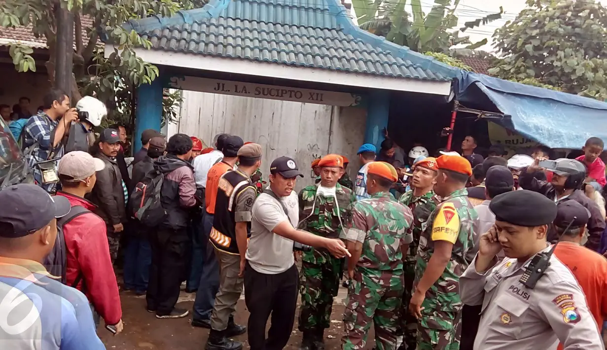 Warga dan petugas berkerumun tidak jauh dari lokasi kejadian jatuhnya pesawat Super Tucano di kawasan Jalan LA Sucipto Kota Malang, Jawa Timur, (10/2). Dikabarkan 3 orang menjadi korban dalam kejadian tersebut. (Liputan6.com/Zainul Arifin)