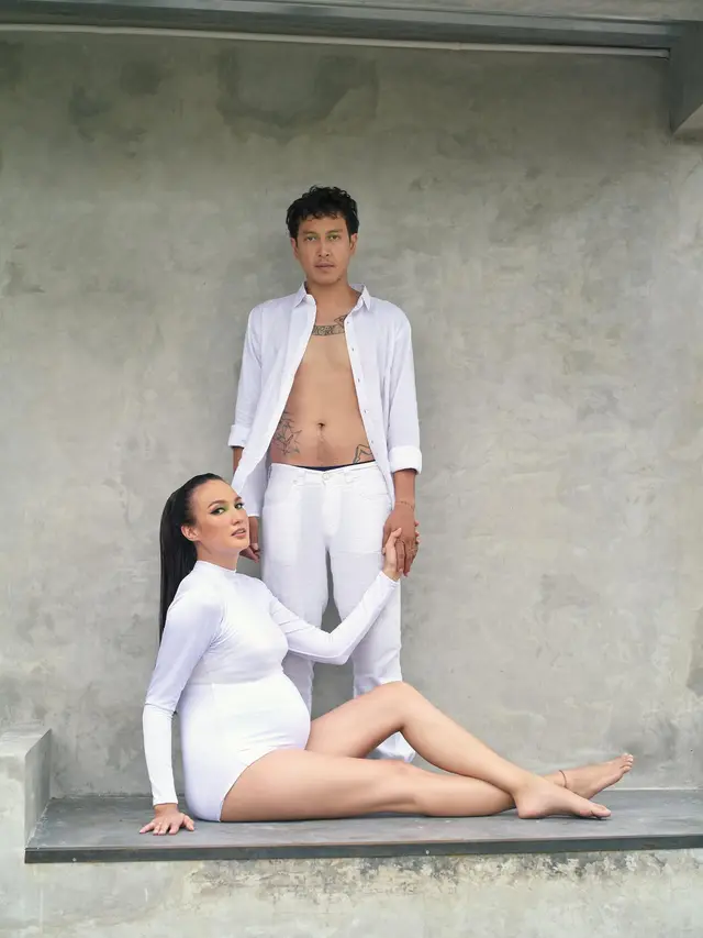 7 Maternity Shoot Nadine Chandrawinata dan Dimas Anggara Tampil Bernuansa Putih