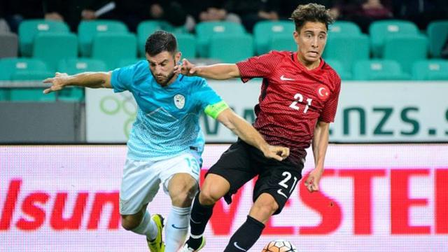 Emre Mor (kanan) urung merumput dengan Inter Milan. (AFP/Jure Makovec)