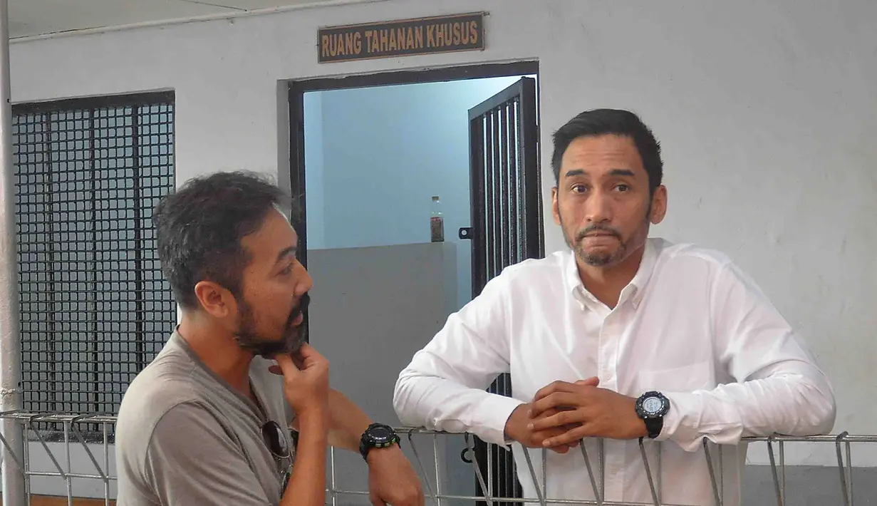 "Belum, belum lega nih. Masih nunggu dua minggu lagi," kata Restu Sinaga usai sidang di Pengadilan Negeri Jakarta Selatan, Selasa (20/12/2016). (Deki Prayoga/Bintang.com)