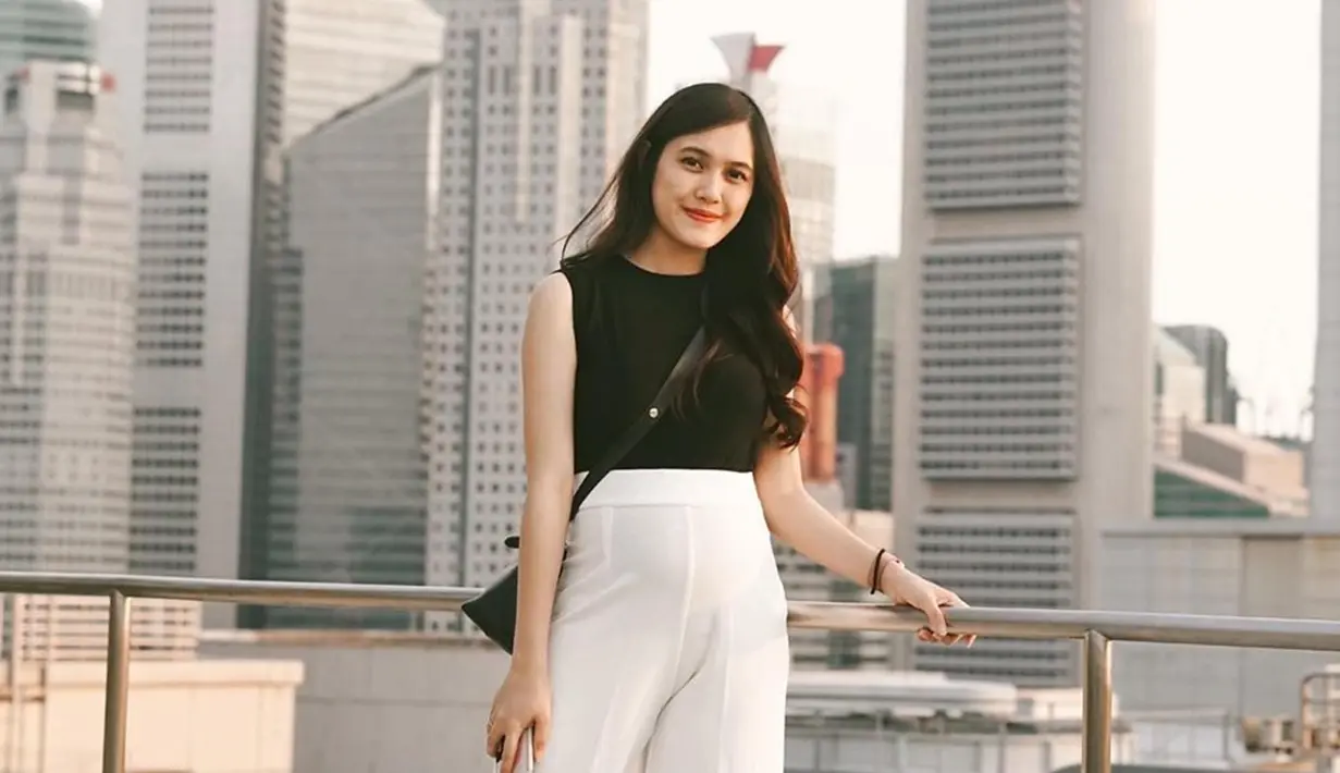 Annisa selalu tampil simple namun tetap modis dalam setiap unggahan fotonya di Instagram. (Liputan6.com/IG/@annissanns)