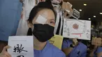 Seorang perawat mengenakan penutup mata dan masker mengambil bagian dalam protes terhadap kebrutalan polisi terhadap para pengunjuk rasa di sebuah rumah sakit di Hong Kong (13/8/2019). (AP Photo/Kin Cheung)