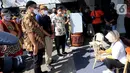 Menteri Parekraf Sandiaga Uno (tengah) dan Walikota Solo Gibran Raka Bumi melihat pembuatan anyaman kursi rotan di Solo, Sabtu (09/10/2021). Keberadaan kesenian wayang tidak terpaku pada pementasan, tetapi pembuatan wayang yang bisa mengundang lapangan pekerjaan lainnya. (Liputan6.com/HO/Parekraf)