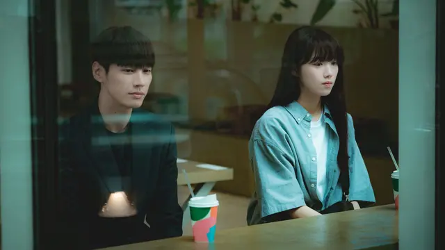 Lee Sung Kyung dan Kim Young Kwang dalam serial "Call It Love". (Foto: Disney+ Hotstar)