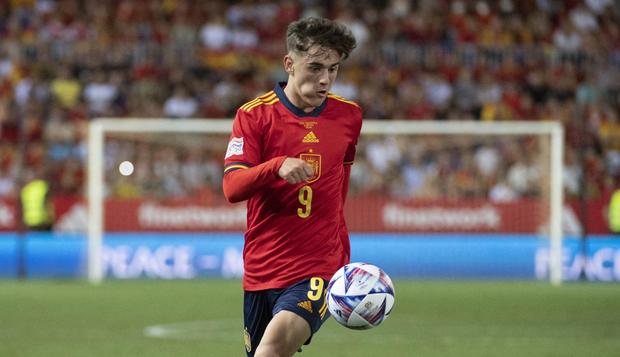 Gavi. Gelandang tengah Spanyol yang masih berusia 18 tahun dan sejak awal musim 2021/2022 membela Barcelona ini diperirakan akan masuk skuad Tim Matador dalam putaran final Piala Dunia 2022 Qatar. Bersama Barcelona ia telah tampil dalam 62 laga di semua ajang dengan torehan 2 gol dan 7 assist. Sementara bersama Timnas Spanyol ia telah mengoleksi 12 caps dengan torehan 1 gol sejak melakukan debut pada 6 Oktober 2021. (AFP/Jorge Guerrero)