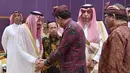 Raja Salman berjabat tangan dengan tokoh lintas agama Indonesia, Jakarta, Jumat (3/3). Raja Salman ditemani Jokowi akan berdialog dengan tokoh lintas agama di Indonesia). (Biro Pers Setpres/Laily Rachev)