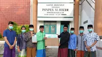 Universitas Nahdlatul Ulama Surabaya (Unusa) memberikan bantuan masker dan hand sanitizer kepada pondok pesantren Al Hikam Bangkalan. (Foto: Liputan6.com/Dian Kurniawan)