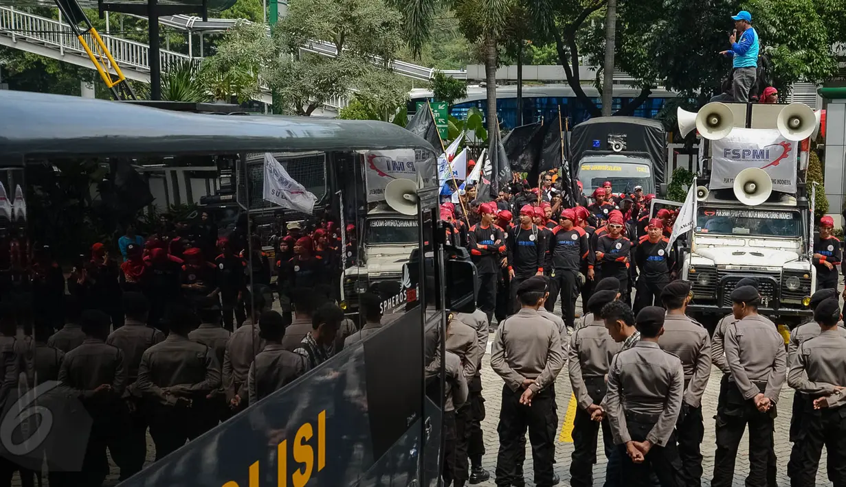  Petugas Kepolisian tampak berjaga saat aksi buruh di depan kantor BPJS Ketenagakerjaan, Jakarta, Kamis, (4/6/2015). Mereka menolak iuran sebesar 1,5 persen sesuai usulan Apindo. (Liputan6.com/Faizal Fanani)