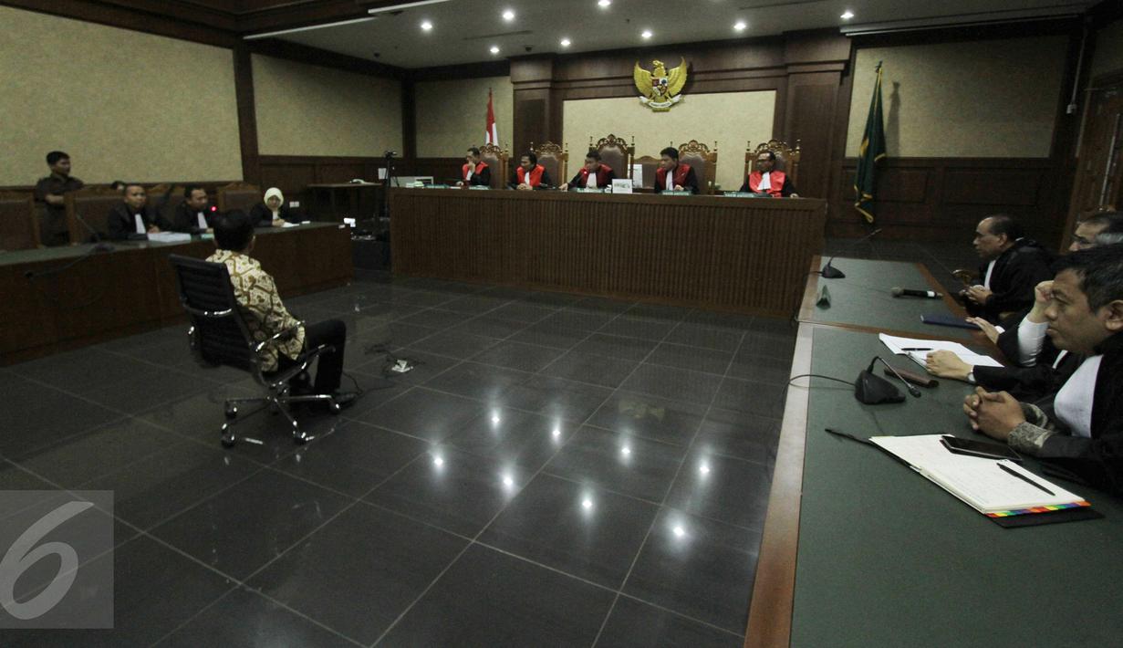 Irman Gusman saat menjalani sidang di Pengadilan Tipikor Jakarta, Senin (20/2). Irman Gusman divonis 4,5 tahun penjara karena terbukti menerima suap Rp 100 juta terkait kuota pembelian gula impor di Perum Bulog. (Liputan6.com/Helmi Afandi)