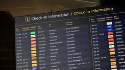 Bandara di Kopenhagen, Denmark terpaksa berhenti beroperasi selama berjam-jam usai pesawat tanpa awak atau drone yang tak dikenal terlihat di wilayah udara mereka pada Senin (22/9/2025) malam waktu setempat. (Sergei GAPON/AFP)