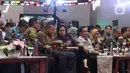 Menkeu Sri Mulyani didampingi Mendag Agus Suparmanto menghadiri penutupan perdagangan Pasar Modal Indonesia Tahun 2019 di BEI, Jakarta, Senin (30/12/2019). Pada penutupan IHSG ditutup melemah cukup signifikan 29,78 (0,47%) ke posisi 6.194.50. (Liputan6.com/Angga Yuniar)