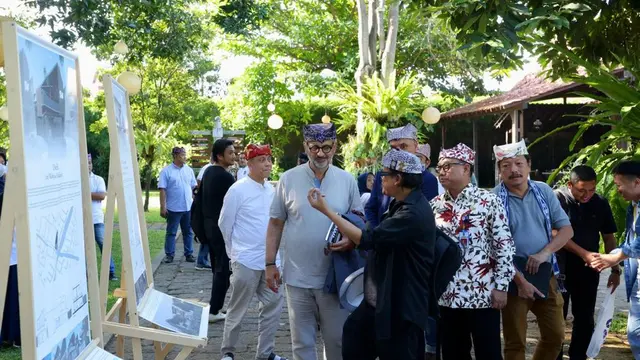 Direktur Aga Khan Award, Farrokh Derakhshani, melihat arsitektur Bandara Banyuwangi (Istimewa)