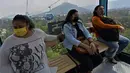Penumpang melakukan perjalanan dengan sistem kereta gantung yang dijuluki Cablebus setelah peresmiannya di pinggiran Mexico City, Meksiko, 12 Juli 2021. Mexico City mulai mengoperasikan sistem kereta gantung yang menjanjikan untuk menghemat waktu bagi ribuan pengguna. (PEDRO PARDO/AFP)