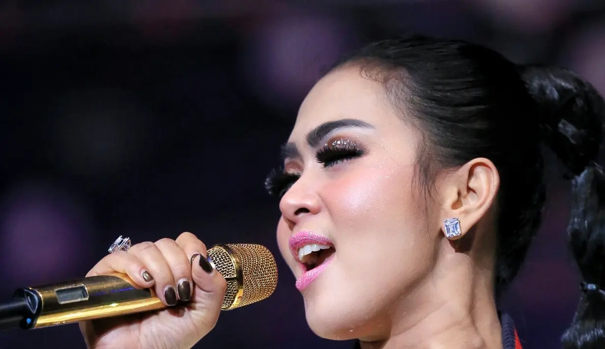 "Make up ini sirilik. Lihat dong bibir Inces, baguskan. Bulu matanya ada diamond, beneran. Takut jatuh sekali ngedip, hahaha," ujar Syahrini, di sela-sela malam puncak HUT 26 SCTV, Istora Senayan, Jakarta, Rabu (24/8) malam. (Adrian Putra/Bintang.com)