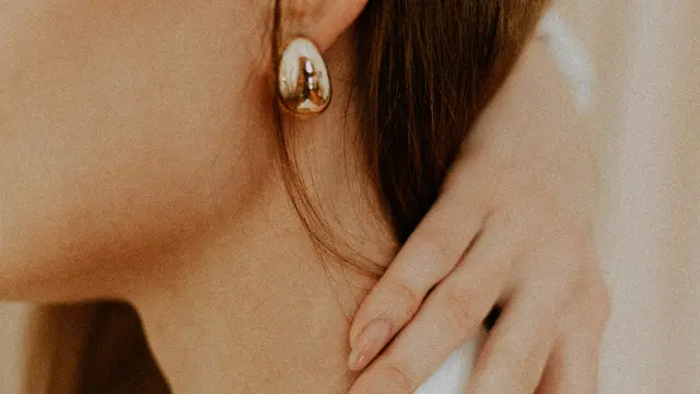 Ilustrasi anting. (Foto: Unsplash/Julia Cheperis)