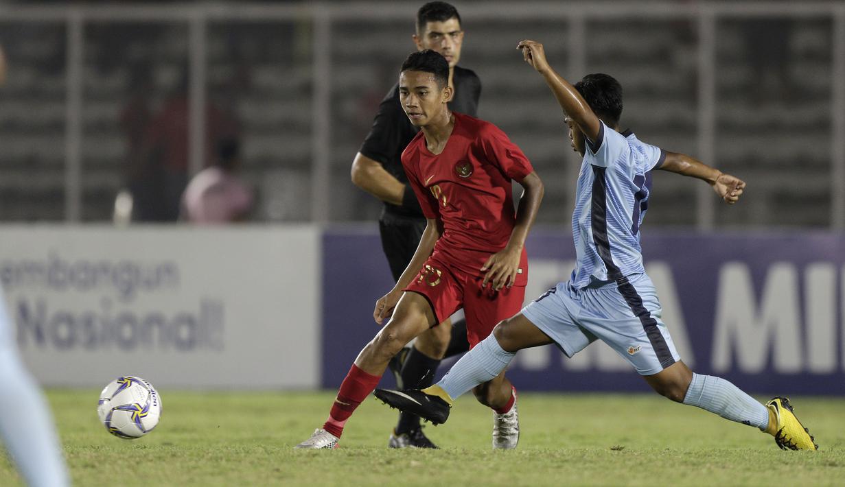 Gelandang Timnas Indonesia U-16, Marselino Ferdinan, berebut bola dengan pemain Kepulauan Mariana Utara pada laga babak Kualifikasi Piala AFC U-16 2020 di Stadion Madya, Jakarta, Rabu (18/9). Indonesia menang 15-1. (Bola.com/Yoppy Renato)