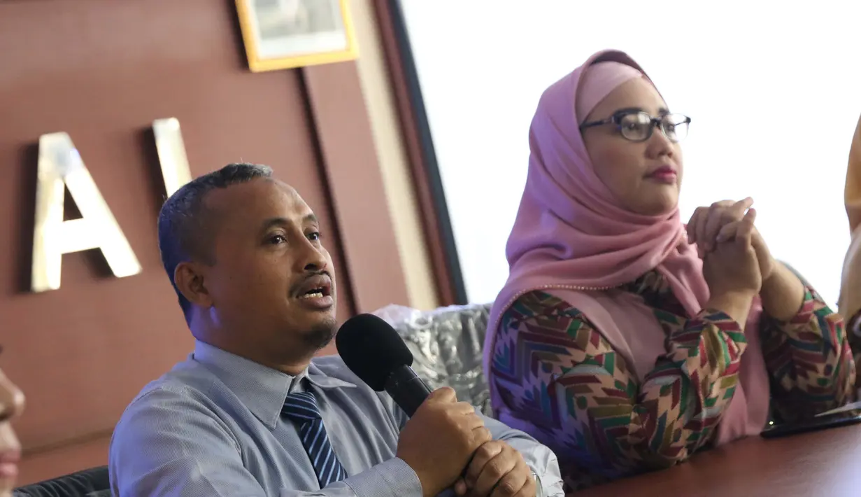 Kepala sekolah tempat anak tersangka artis pengguna sabu NN, Syamsudin (kedua kiri) memberi keterangan terkait kasus dugaan perisakan di Jakarta, Selasa (23/7/2019). Bersama perwakilan sekolah, KPAI membantah kasus dugaan perisakan yang menimpa anak tersebut. (Liputan6.com/Helmi Fithriansyah)