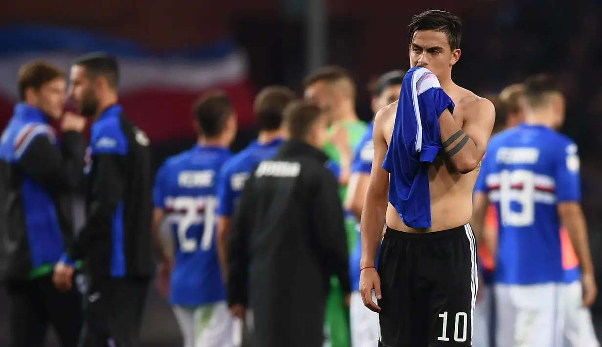 Striker Juventus, Paulo Dybala, tampak kecewa usai dikalahkan Sampdoria pada laga Serie A Italia di Stadion Luigi Ferraris, Genoa, Minggu (19/11/2017). Sampdoria menang 3-2 atas Juventus. (AFP/Marco Bertorello)