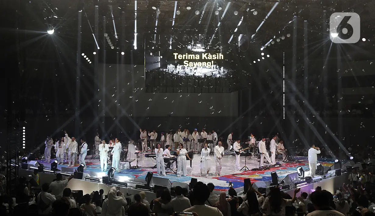 Konser dibuka tepat pada pukul 20.00 WIB dengan medley lagu “Bagaimana” dan “Semoga Nantinya,” dilanjutkan dengan “Merenda Kasih,” “Aku, Dirimu, Dirinya”, dan “Tentang Diriku.” (Liputan6.com/Helmi Fithriansyah)