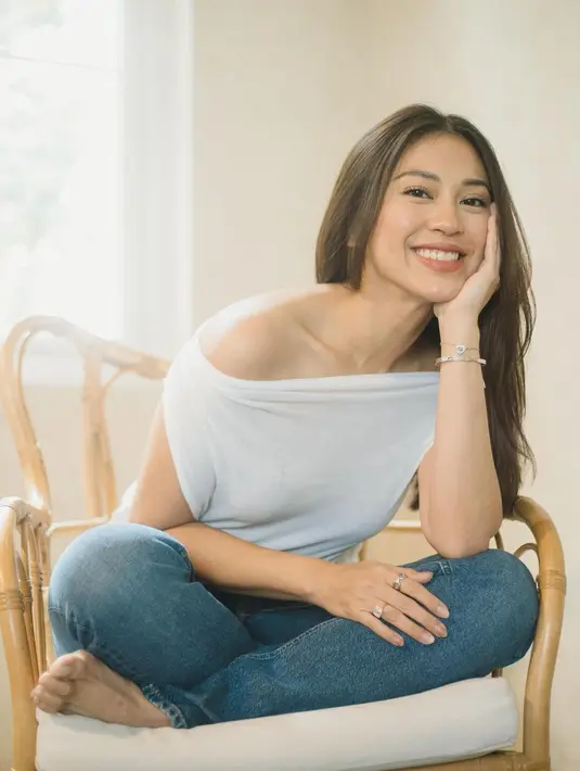 Cantiknya Tyna Dwi Jayanti di sini tampil chic memadukan atasan putih dengan detail leher off-the-shoulder, tanpa lengan berwarna putih dan celana panjang jeans. Siapa yang sangka bahwa ia telah memiliki dua putri yang beranjak remaja? [Foto: Instagram/tynadwijayanti]
