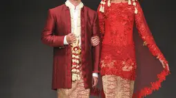 Model memamerkan koleksi busana pengantin pada pameran pernikahan yang bertajuk Unveil, From Indonesia to the World di Grand Ballroom Shangri-La Hotel, Jakarta, Jumat (5/6/2015). (Liputan6.com/Herman Zakharia)