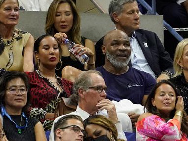 Mike Tyson (tengah) menonton pertandingan tenis antara Serena Williams melawan Danka Kovinic pada putaran pertama kejuaraan tenis US Open 2022 di New York, Amerika Serikat, 29 Agustus 2022. (AP Photo/John Minchillo)
