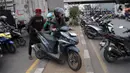 Sejumlah pengendara sepeda motor memilih untuk memutar balik dan mencari jalan alternatif. (merdeka.com/Imam Buhori)