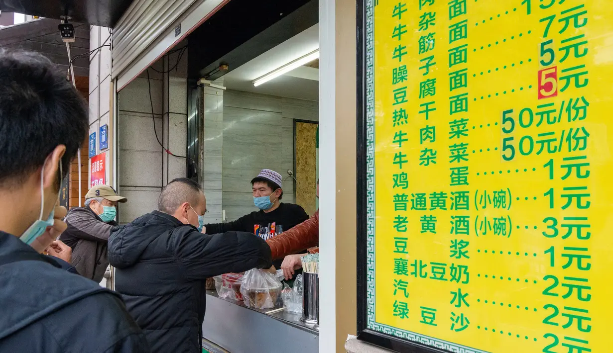 Para pelanggan membeli mi sapi di sebuah restoran di Xiangyang, Provinsi Hubei, China tengah, pada 16 Maret 2020. Beberapa restoran mi sapi di Xiangyang kembali melanjutkan bisnis dengan layanan take away pada Senin (16/3). (Xinhua/Xie Jianfei)