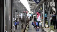 Sementara itu, 18.000 penumpang berangkat dari Stasiun Gambir dengan layanan 38 kereta. (merdeka.com/Iqbal S. Nugroho)