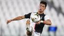 Striker Juventus, Cristiano Ronaldo, menendang bola saat melawan Atalanta pada laga Liga Italia di Stadion Allianz, Turin, (11/7/2020). (Fabio Ferrari/LaPresse via AP)
